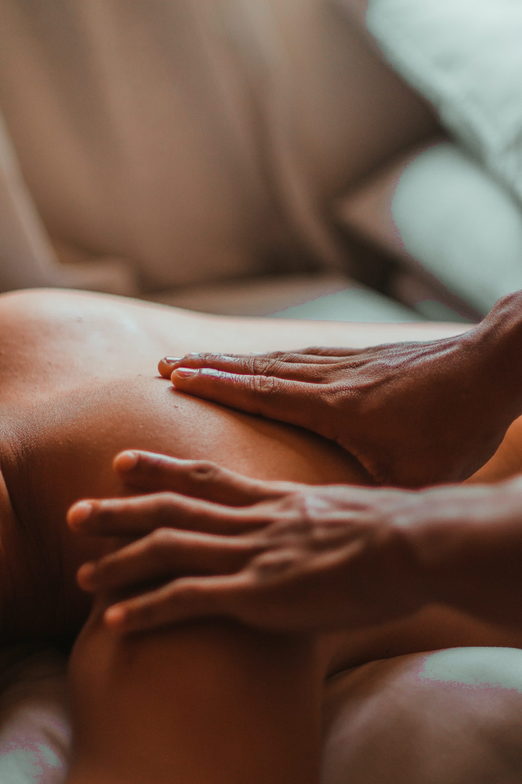 personne qui masse le dos d'une femme
massage ayurvédique pour les femmes