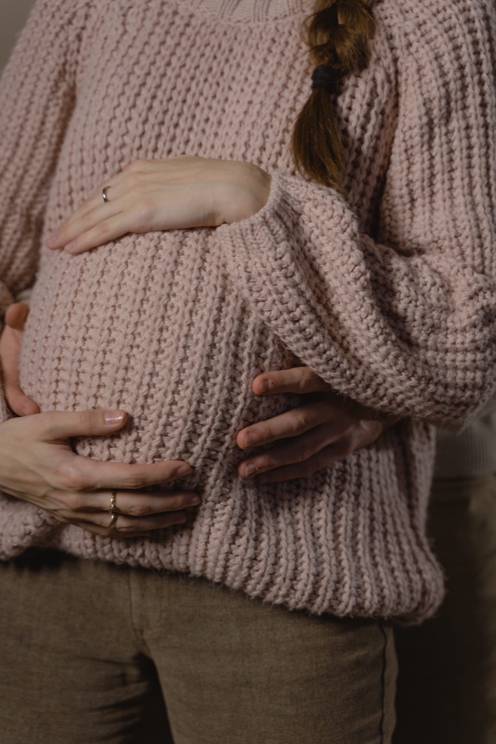 femme enceinte qui porte un pull doux
offre yoga et massage femme enceinte et jeune maman