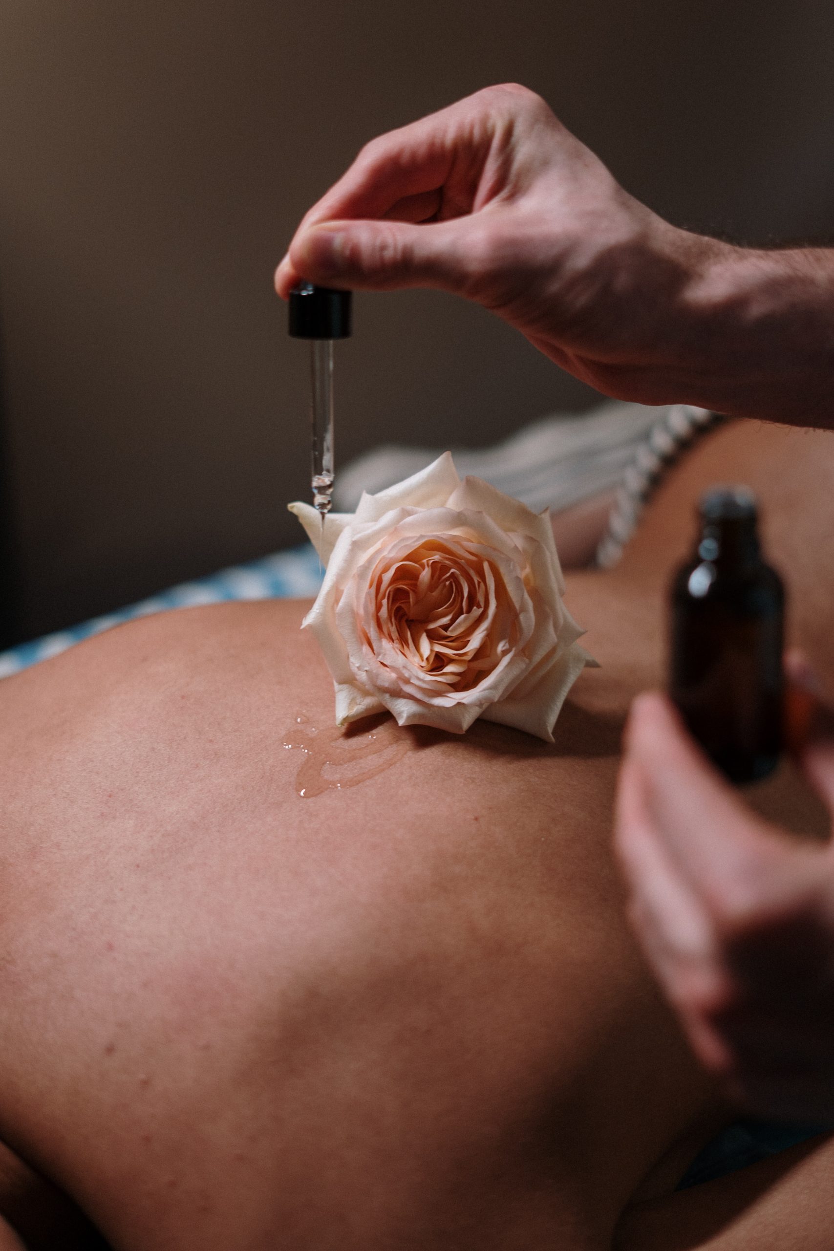 huile qui coule sur le dos d'une femme
massages ayurvédiques
massage prénatal
massage postnatal
massage pour les femmes
massage à domicile