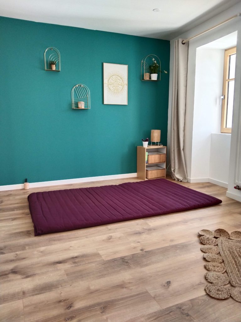Caroline Angin propose des massages ayurvédiques au sol dans un espace situé à Mortagne-sur-Sèvre.
